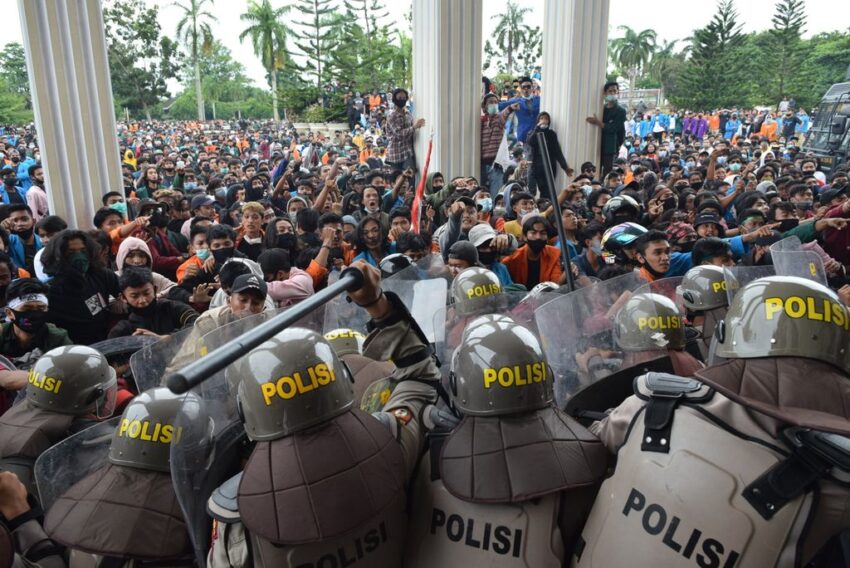 Kontroversi UU Ketenagakerjaan Baru: Buruh Pengusaha Bentrok